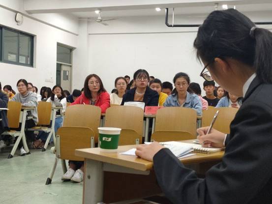 医学院团委马研会“信仰公开课之第二届校园明辩会”活动照片1 团委韩老师认真倾听